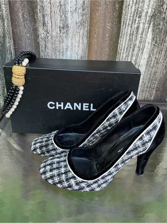 CHANEL Shoes - 🎉2X HOST PICK🎉 CHANEL pumps